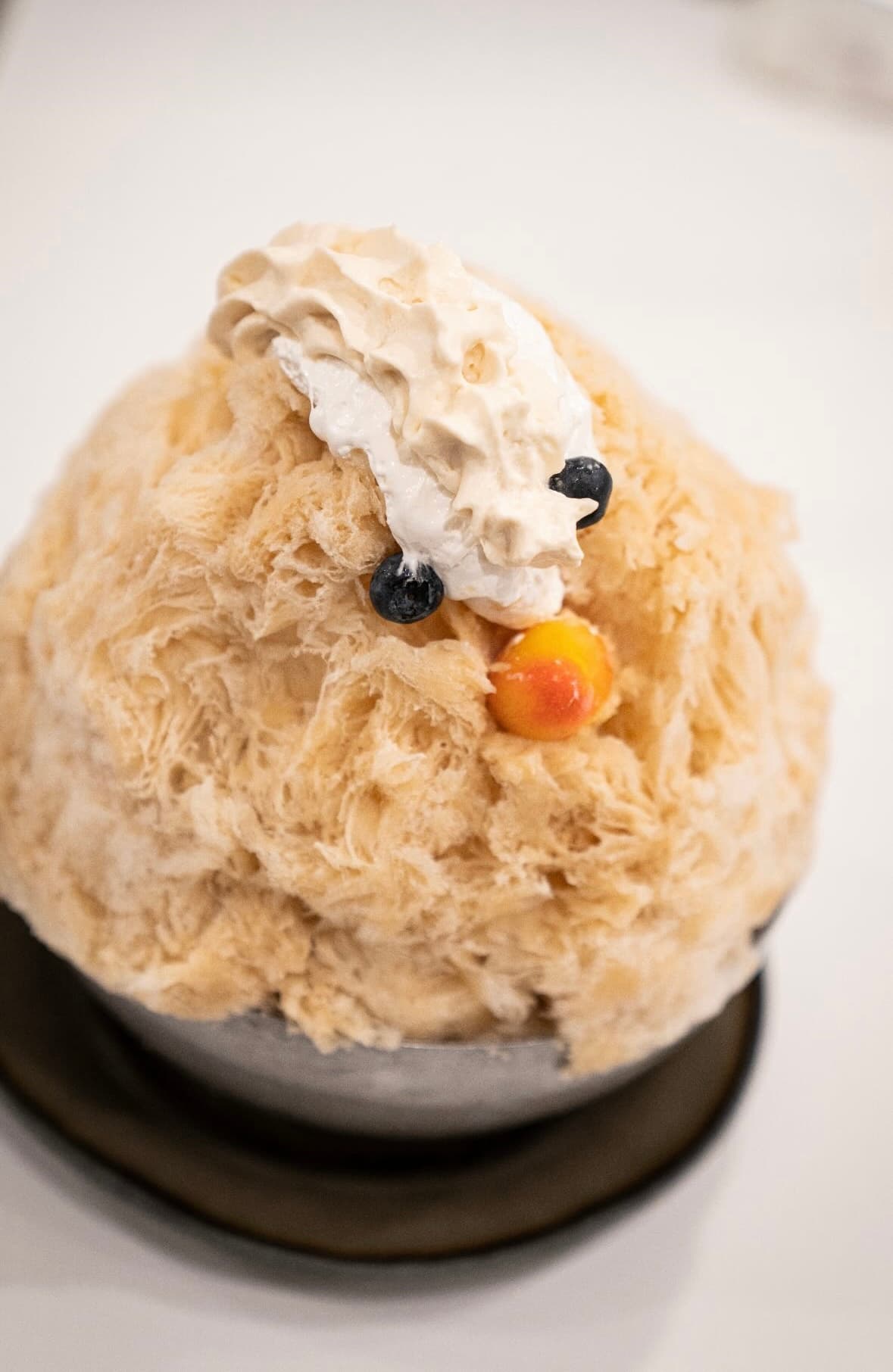KakiLabo kakigori — fluffy Japanese shaved ice with whipped cream, blueberries and peach